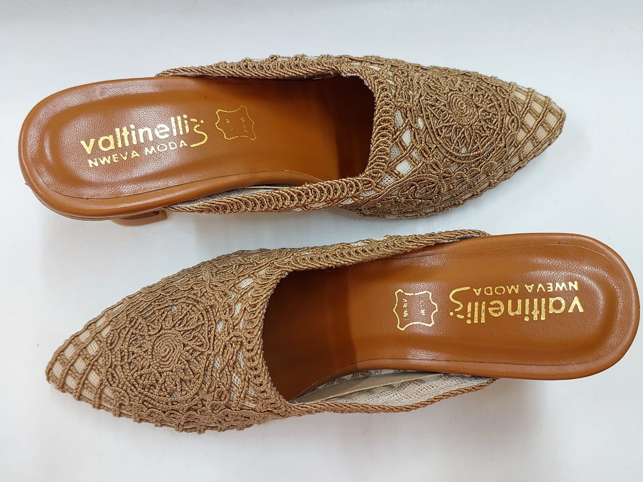 Mules en dentelle beige doré – Élégance et confort