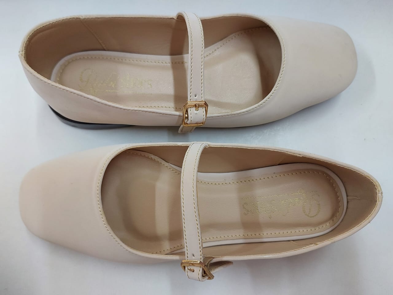 Ballerines plates beige clair à bride simple – Élégance au quotidien