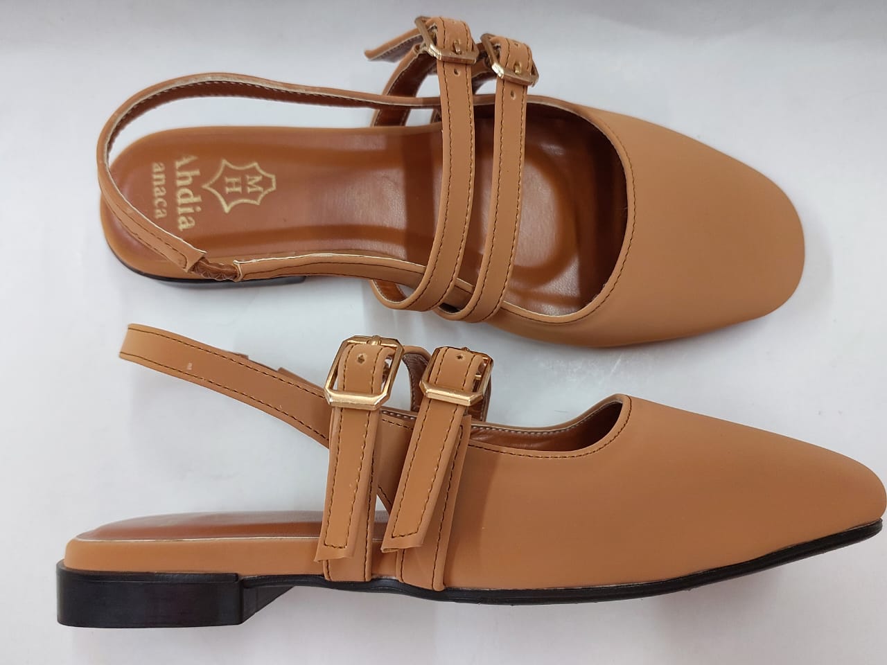 Sandales plates camel à double bride dorée – Élégance casual