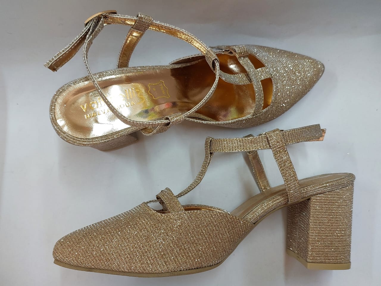 Escarpins dorés pailletés à brides – Élégance de soirée