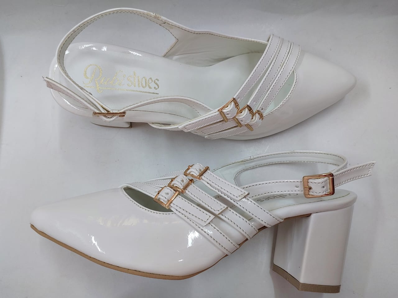 Escarpins blancs vernis à multi-brides dorées – Élégance Intemporelle