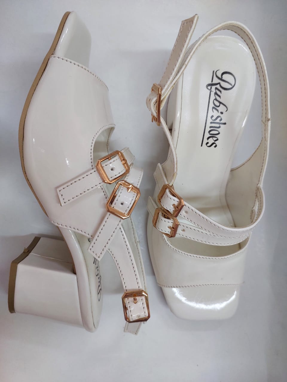 Sandales blanches vernies à trois brides et boucles dorées – Chic et intemporelles