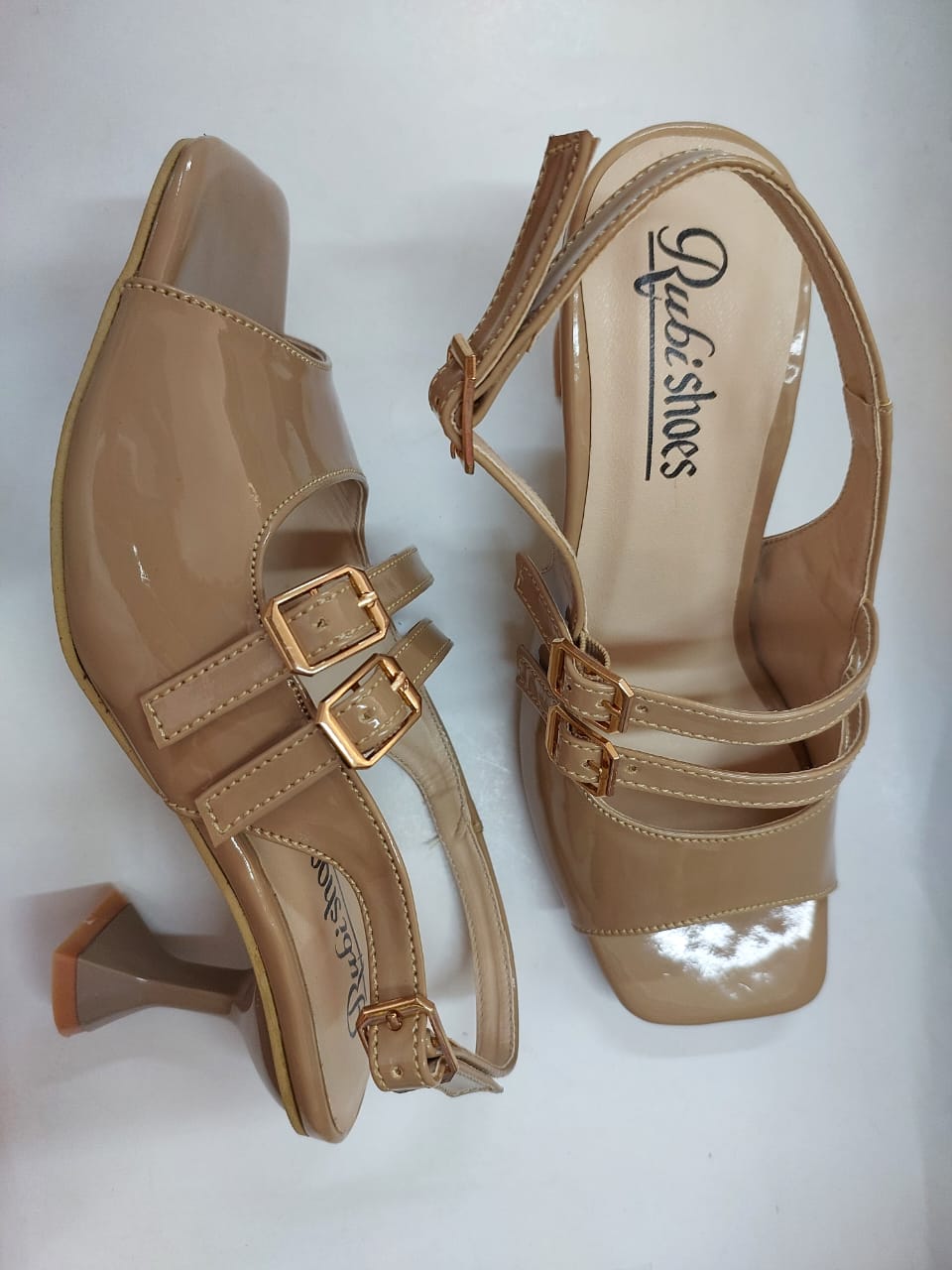 Sandales camel vernies à trois brides et boucles dorées – Élégance quotidienne