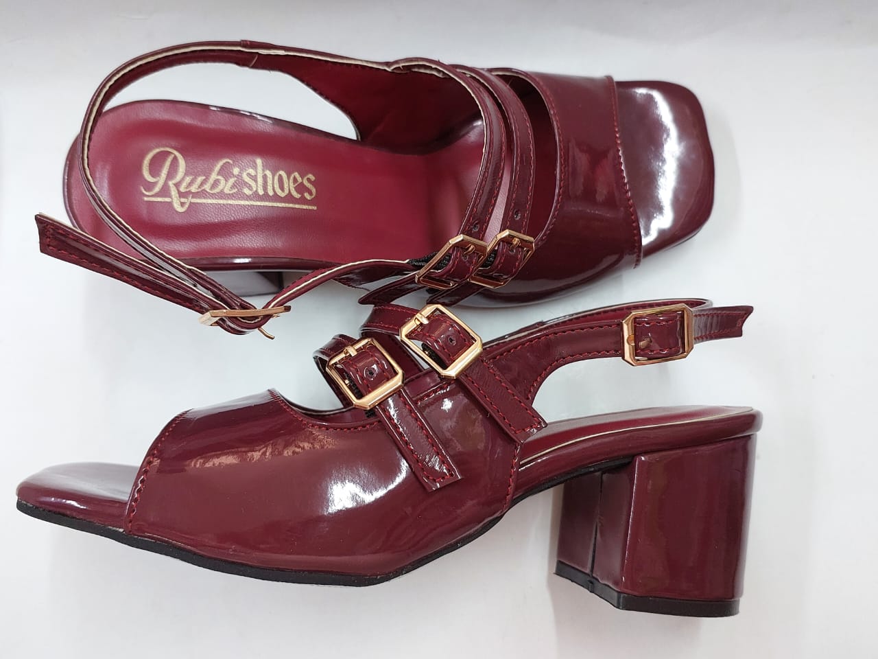 Sandales bordeaux vernies à trois brides et boucles dorées – Élégance raffinée