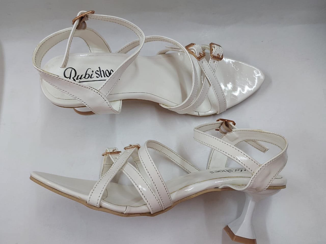 Sandales blanches vernies à brides et boucles dorées – Chic & confort intemporel