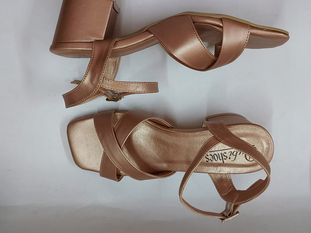 Sandales dorées satinées à brides croisées – Élégance & confort raffiné