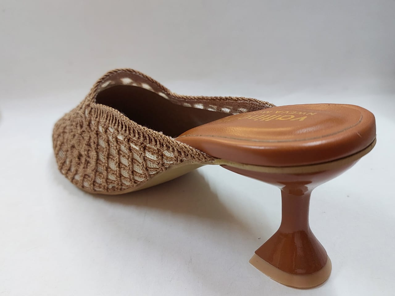 Mules en dentelle beige doré – Élégance et confort