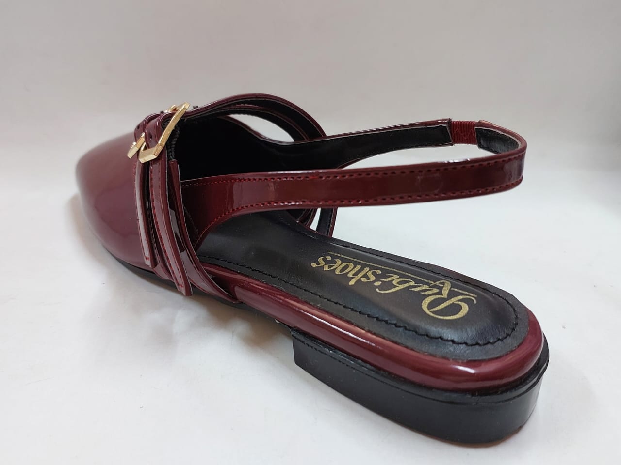 Sandales plates bordeaux à brides doubles – Chic et confortables