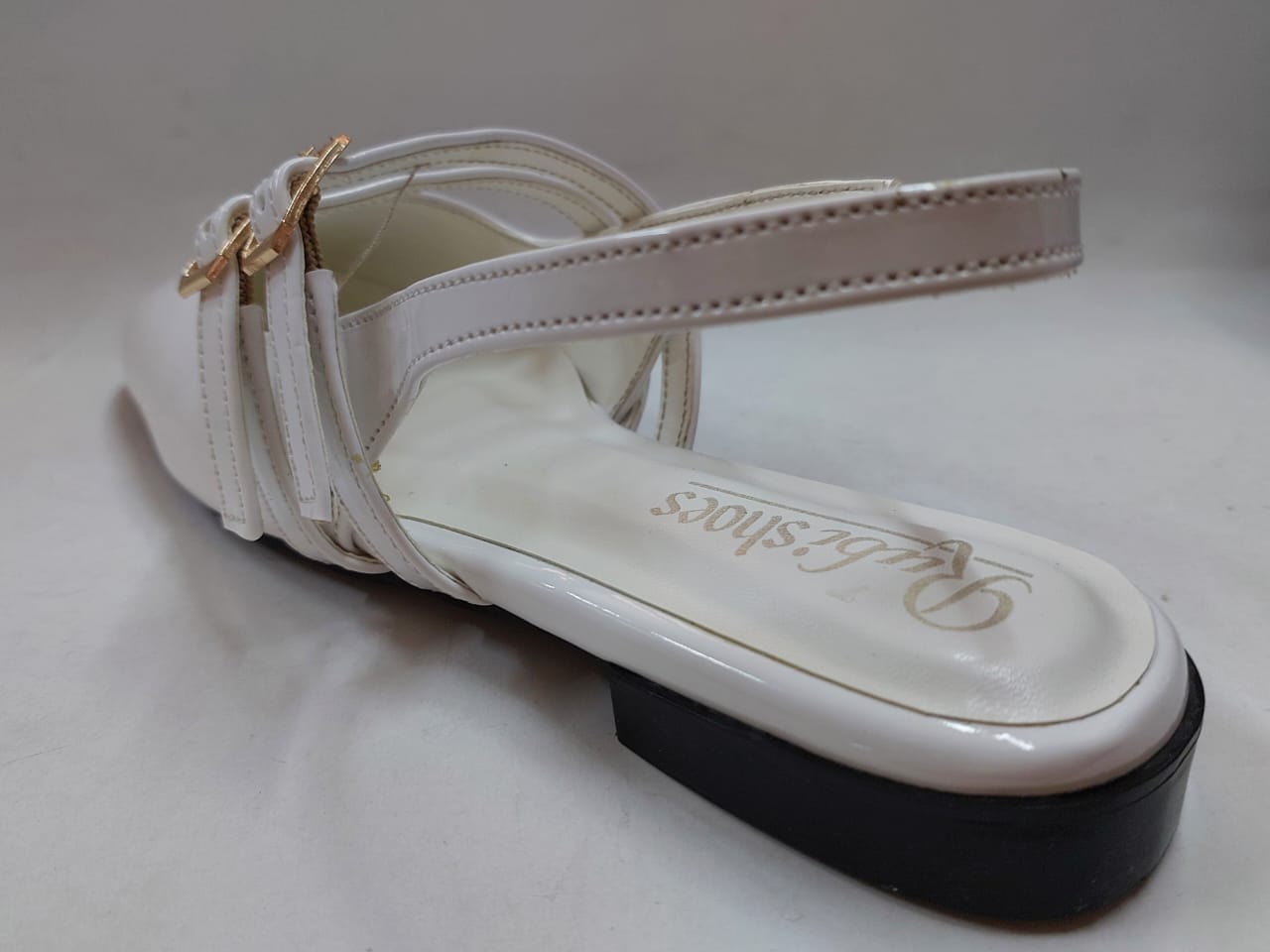 Sandales plates blanches à brides doubles – Élégance et simplicité