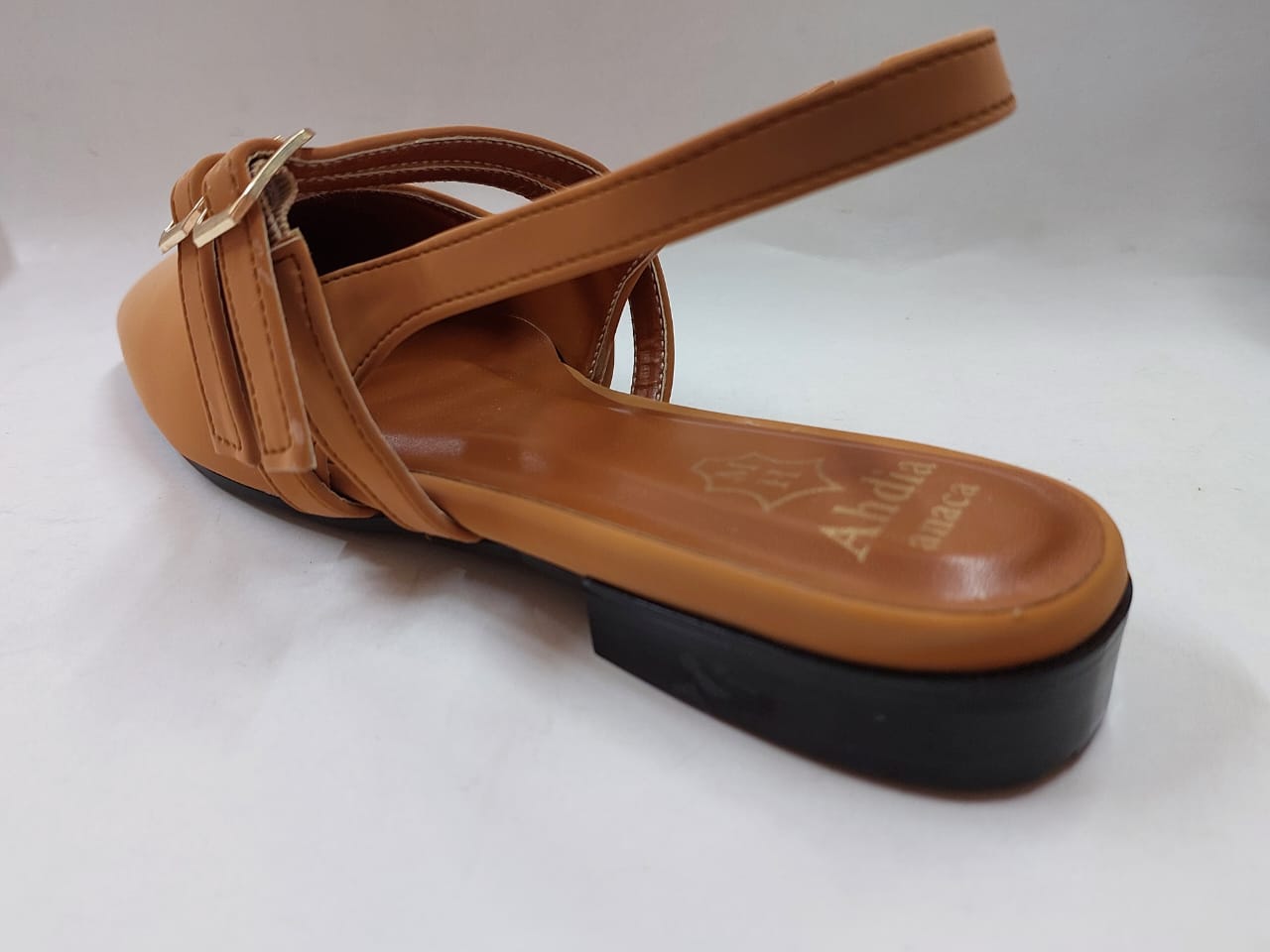 Sandales plates camel à double bride dorée – Élégance casual