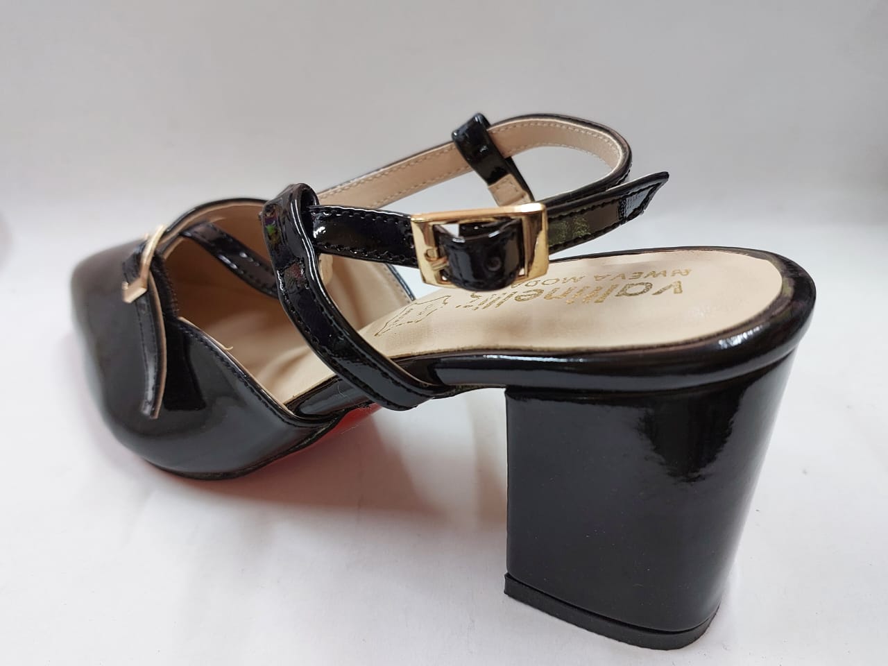 Escarpins noirs vernis à brides croisées – Élégance et confort