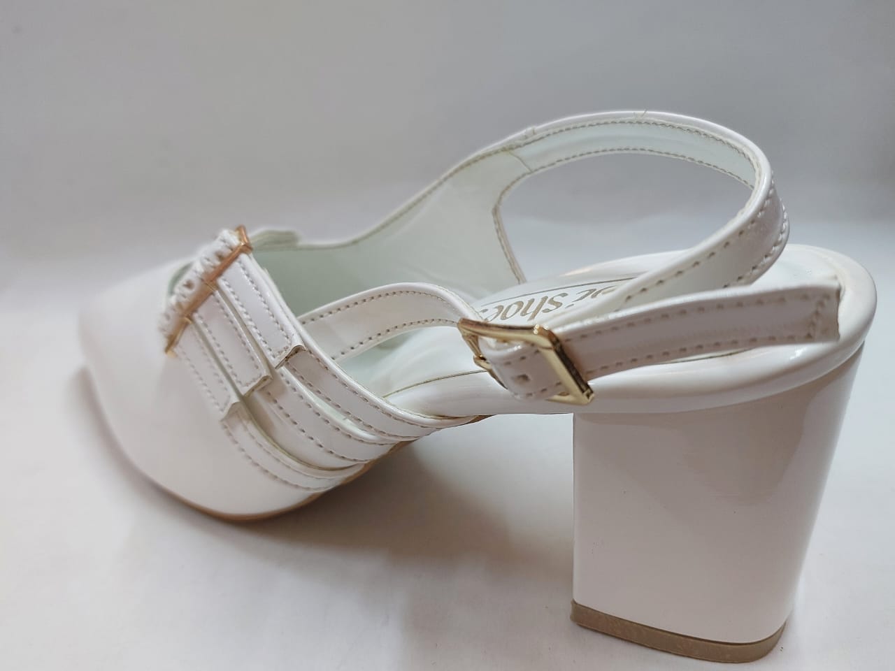 Escarpins blancs vernis à multi-brides dorées – Élégance Intemporelle