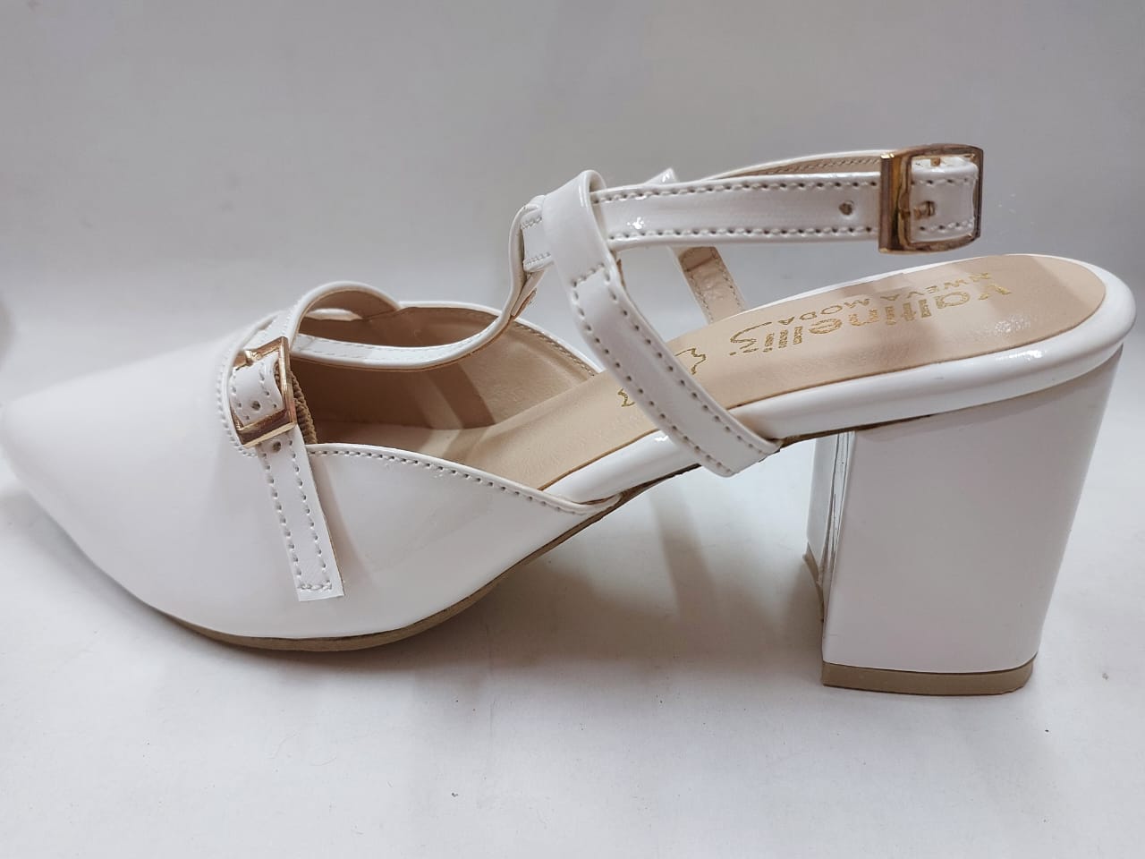 Escarpins blancs vernis à brides – Élégance intemporelle