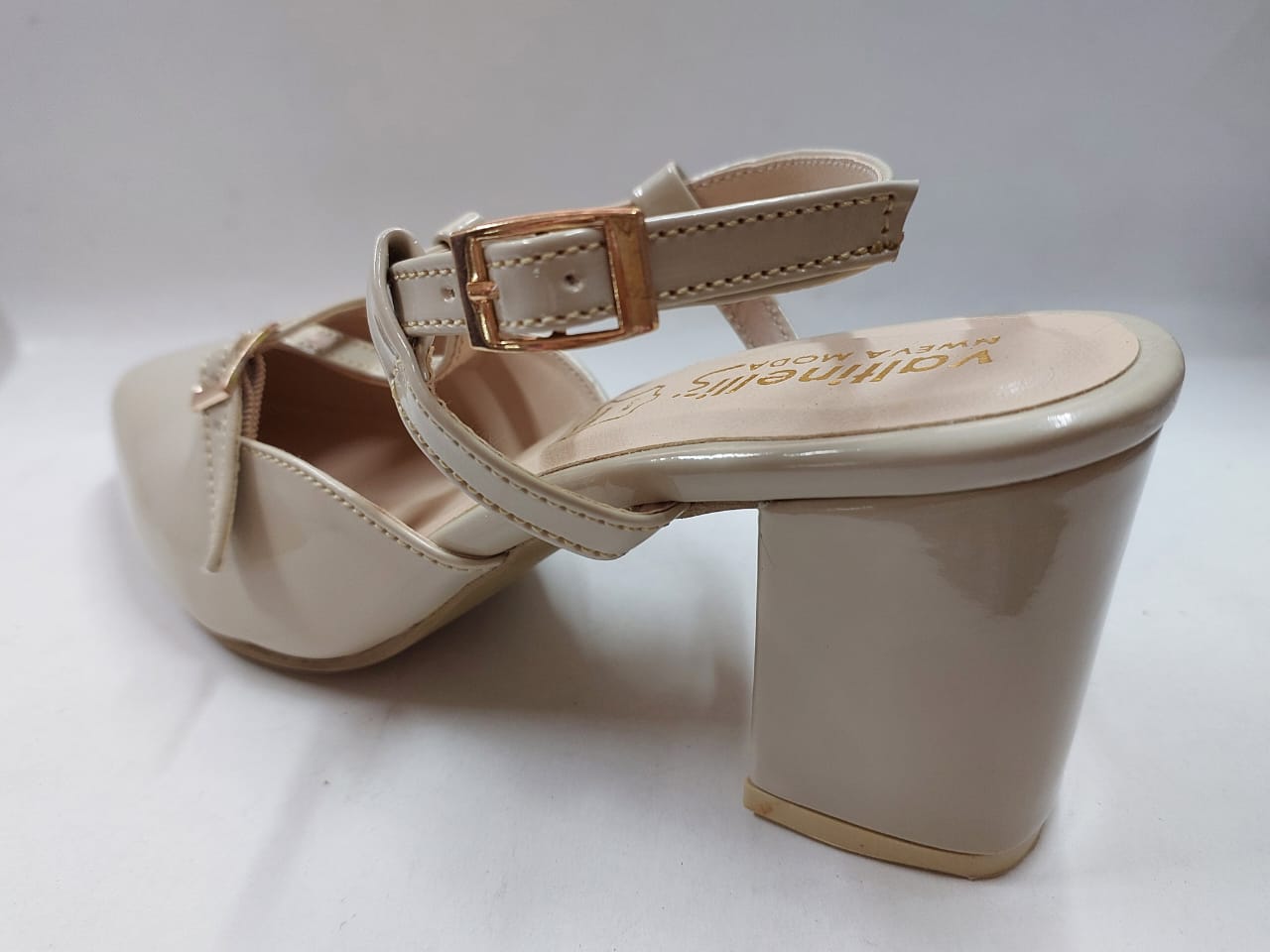 Escarpins nude vernis à brides croisées – Confort & Élégance