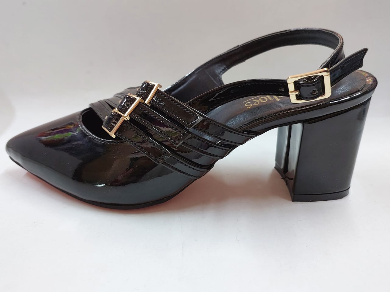 Escarpins noirs vernis à multi-brides dorées – Chic & Moderne