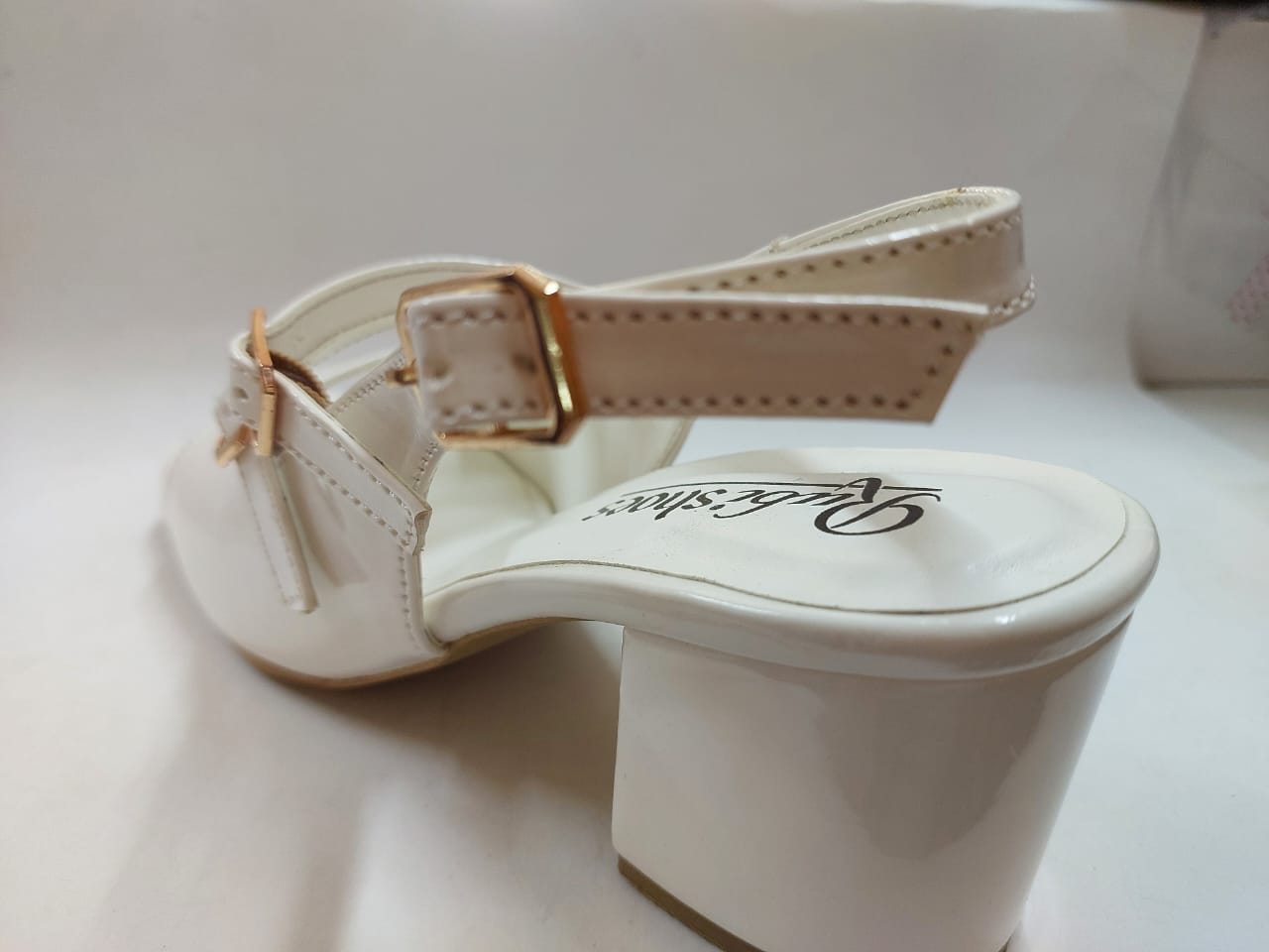 Sandales blanches vernies à trois brides et boucles dorées – Chic et intemporelles
