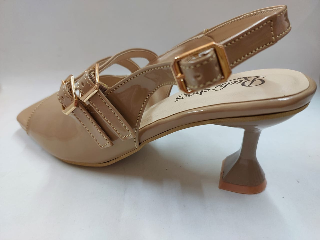 Sandales camel vernies à trois brides et boucles dorées – Élégance quotidienne