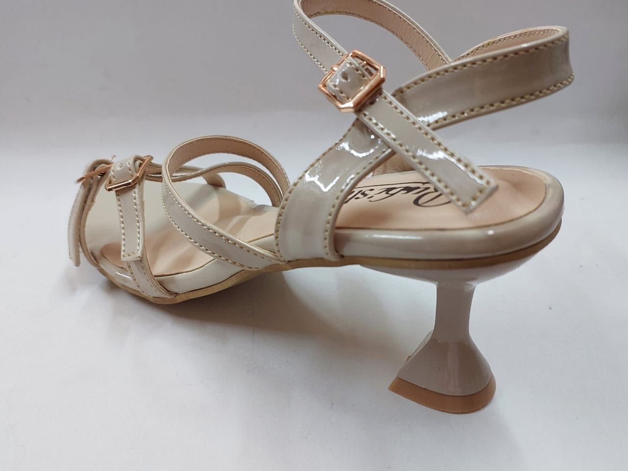 Sandales beige vernies à brides et boucles dorées – Élégance raffinée