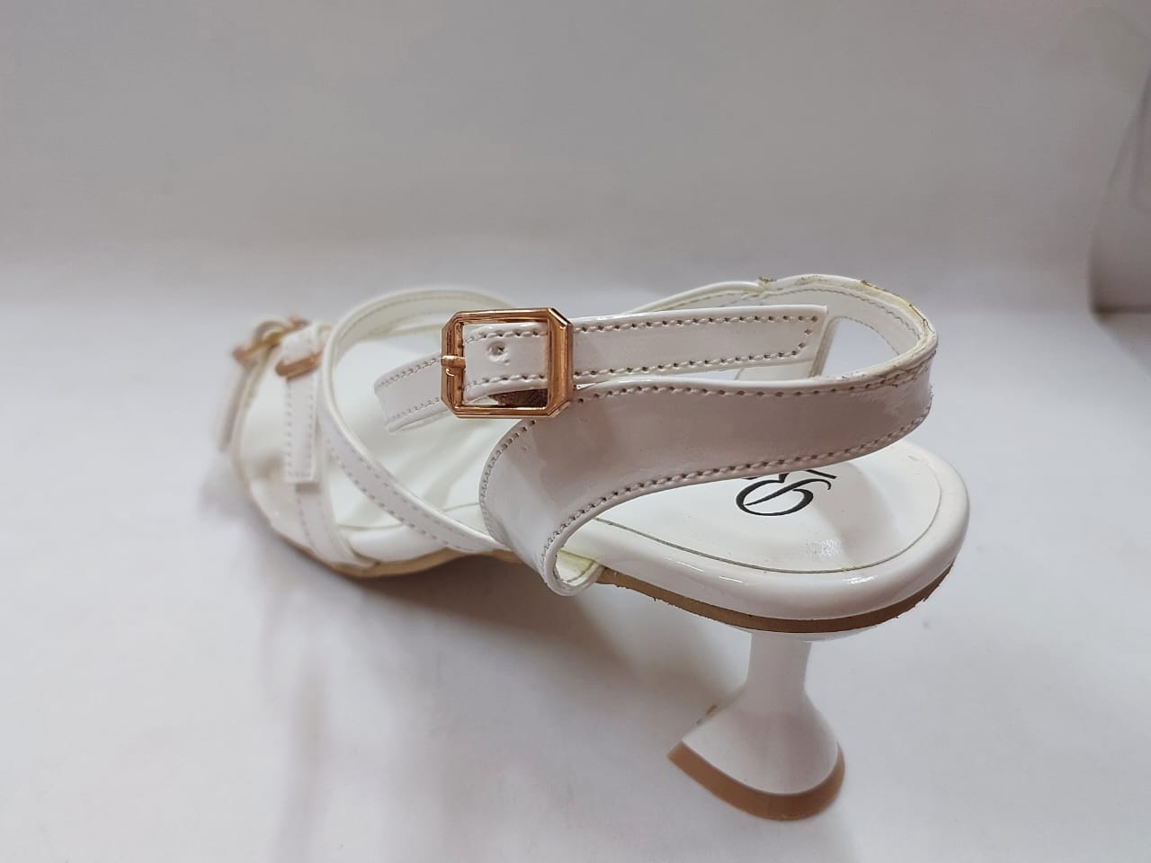 Sandales blanches vernies à brides et boucles dorées – Chic & confort intemporel