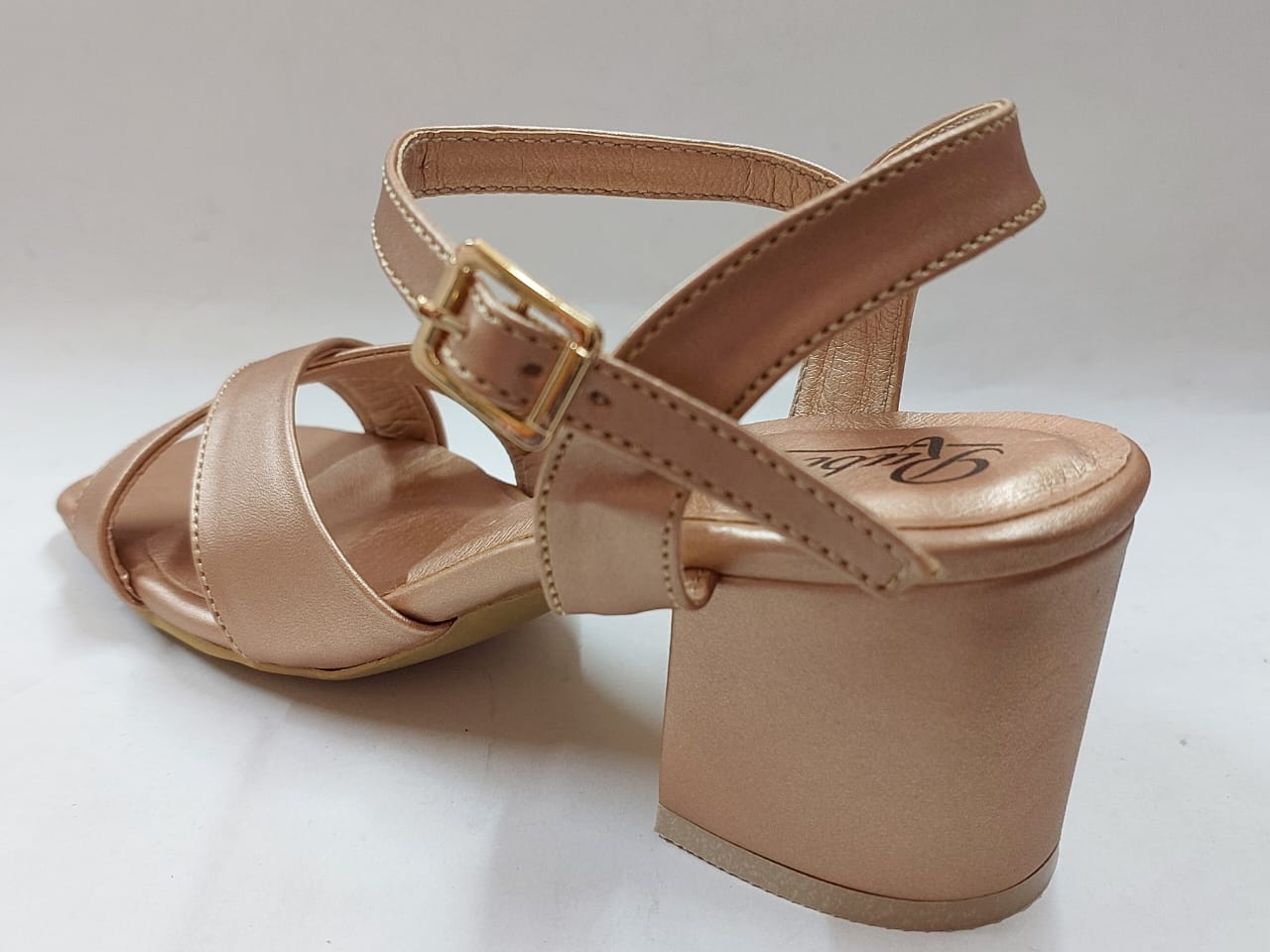 Sandales dorées satinées à brides croisées – Élégance & confort raffiné