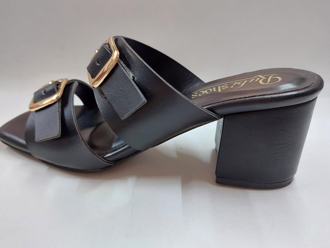 Mules noires à brides et boucles dorées – Élégance moderne & confort