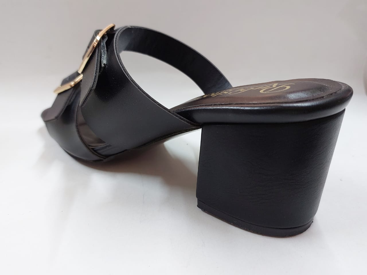 Mules noires à brides et boucles dorées – Élégance moderne & confort