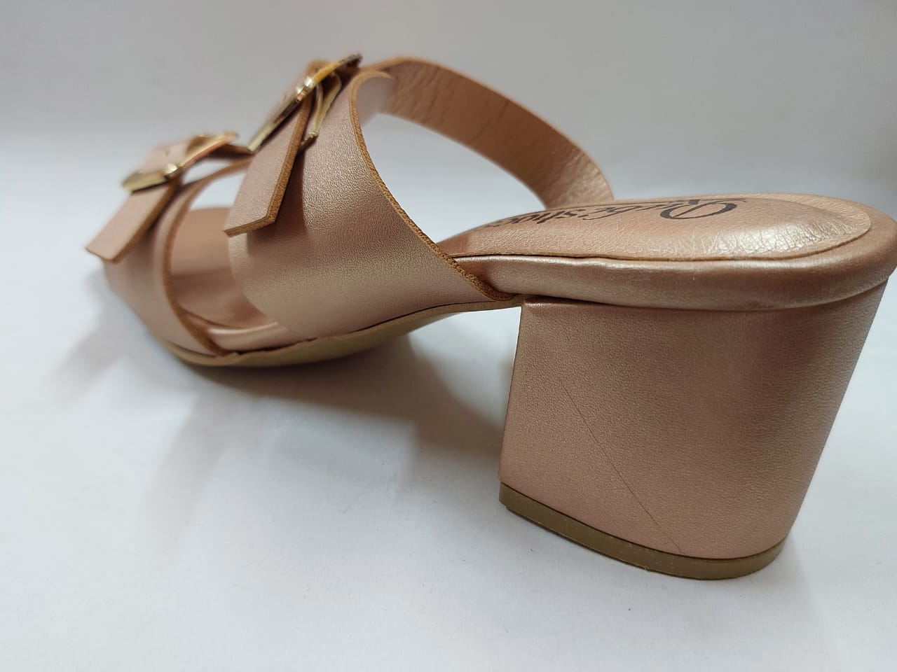 Mules dorées à brides et boucles – Chic & confort au quotidien