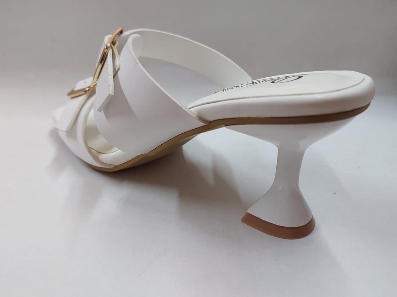 Mules blanches à brides et boucles dorées – Élégance & confort