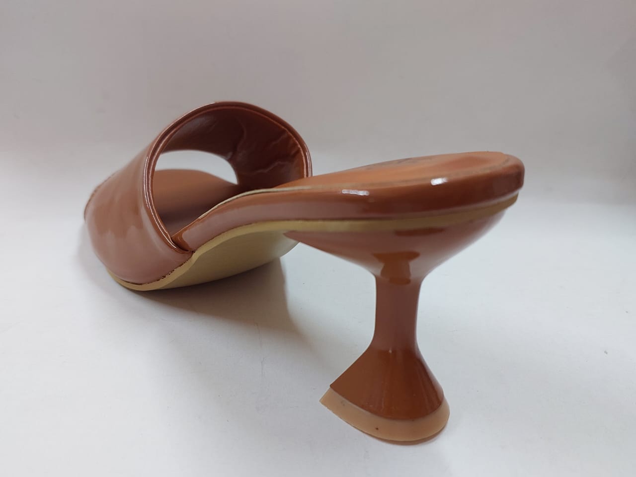 Mules caramel vernies à bout carré – Élégance moderne & confort