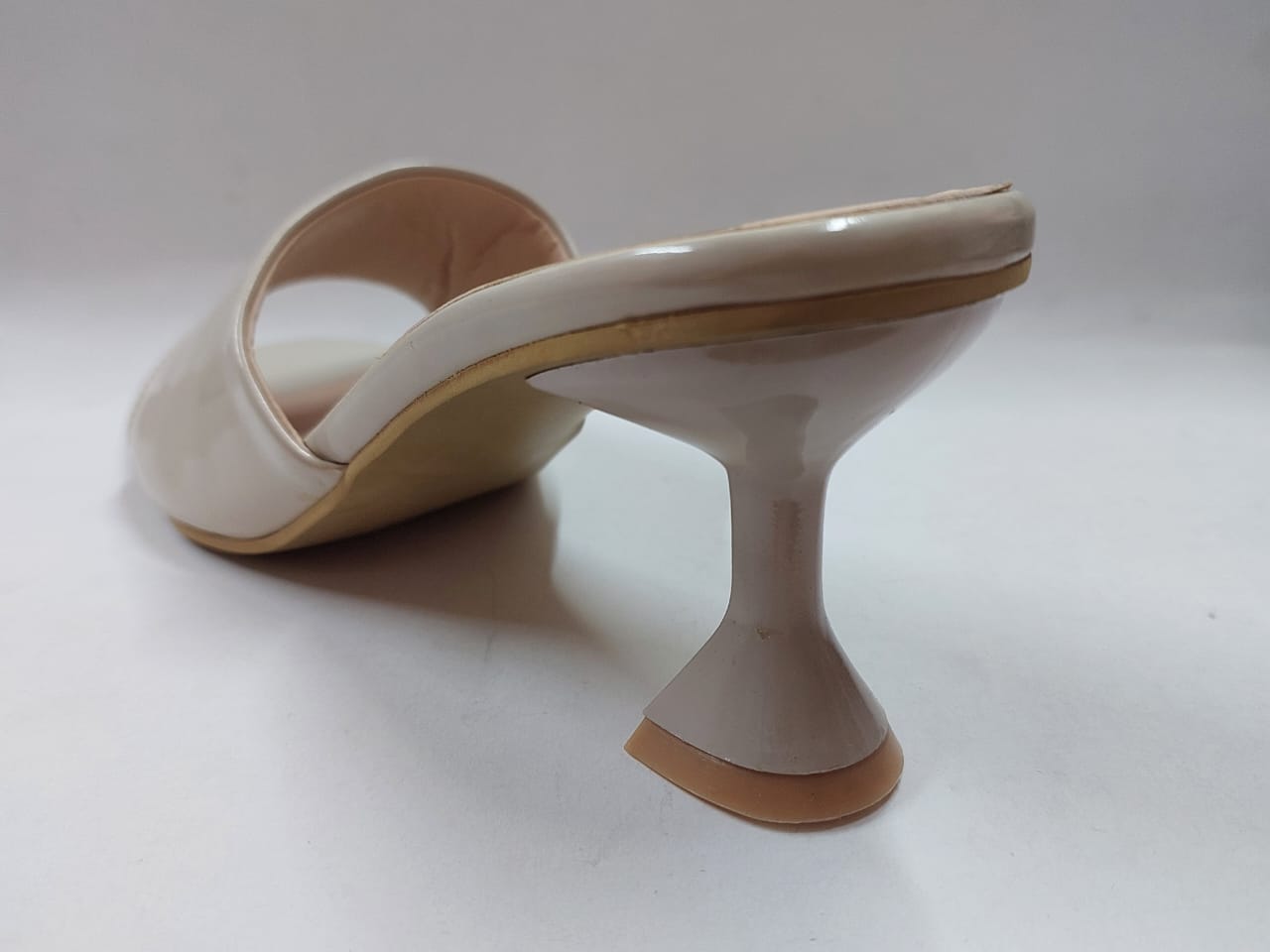 Mules vernies beige à bout carré – Élégance minimaliste & confort