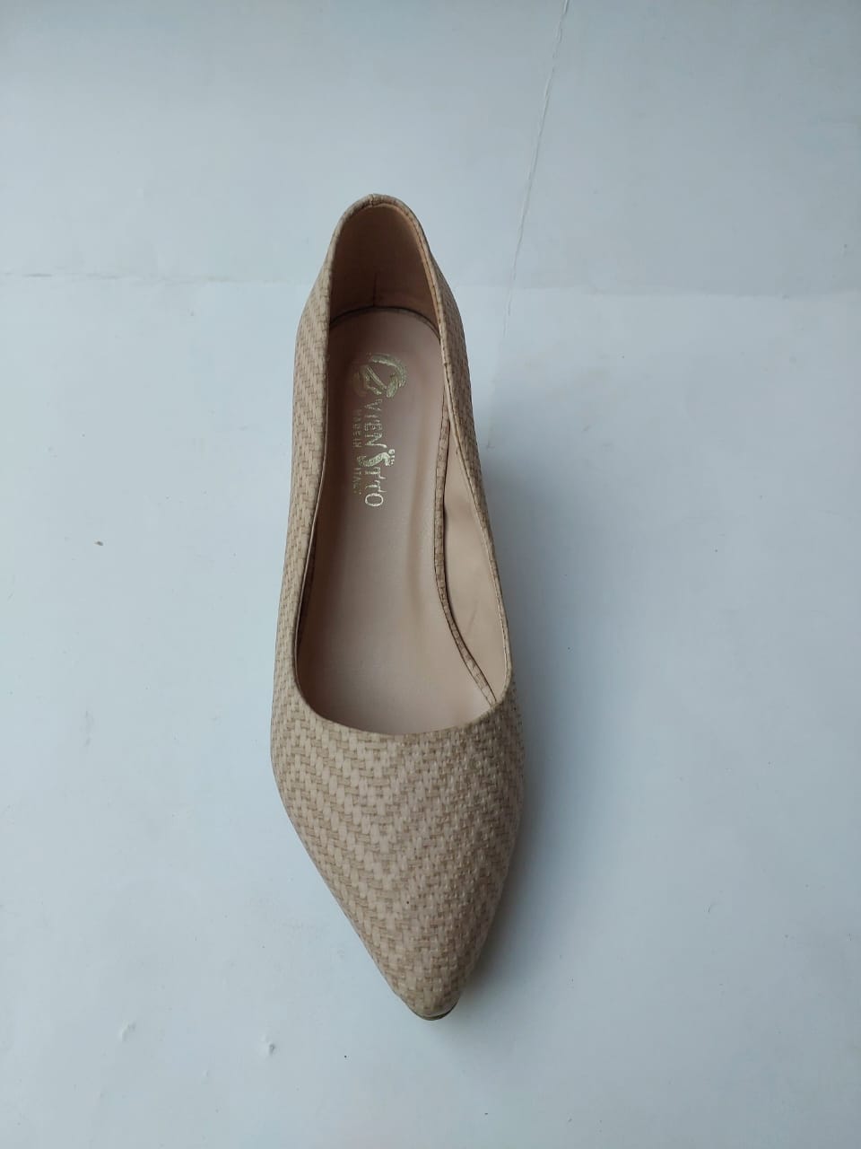 Escarpins à talon bloc texturé beige – Chic et confort au quotidien