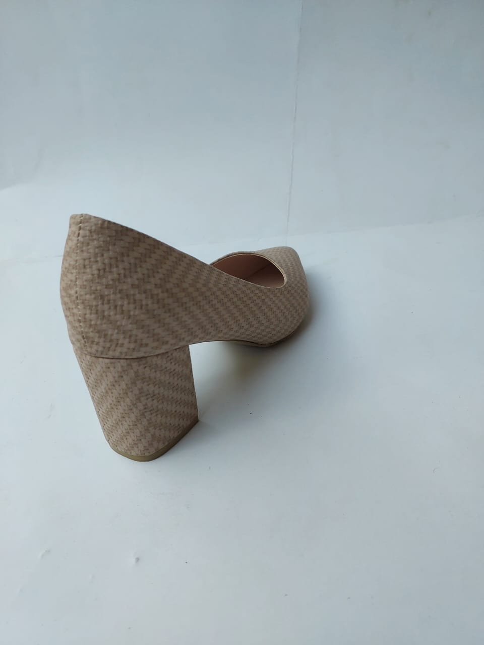 Escarpins à talon bloc texturé beige – Chic et confort au quotidien