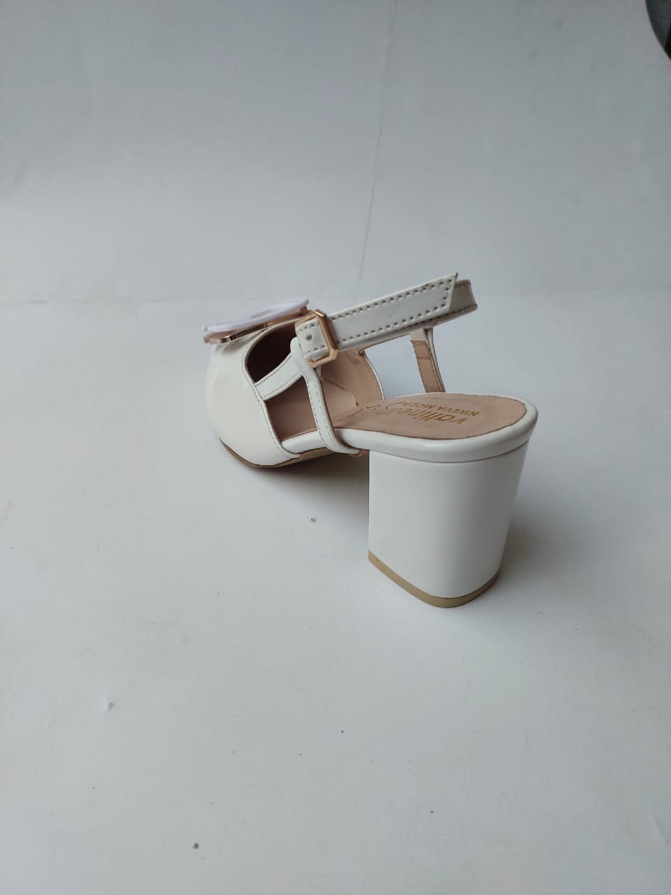 Slingback blanc verni avec boucle dorée – Élégance intemporelle