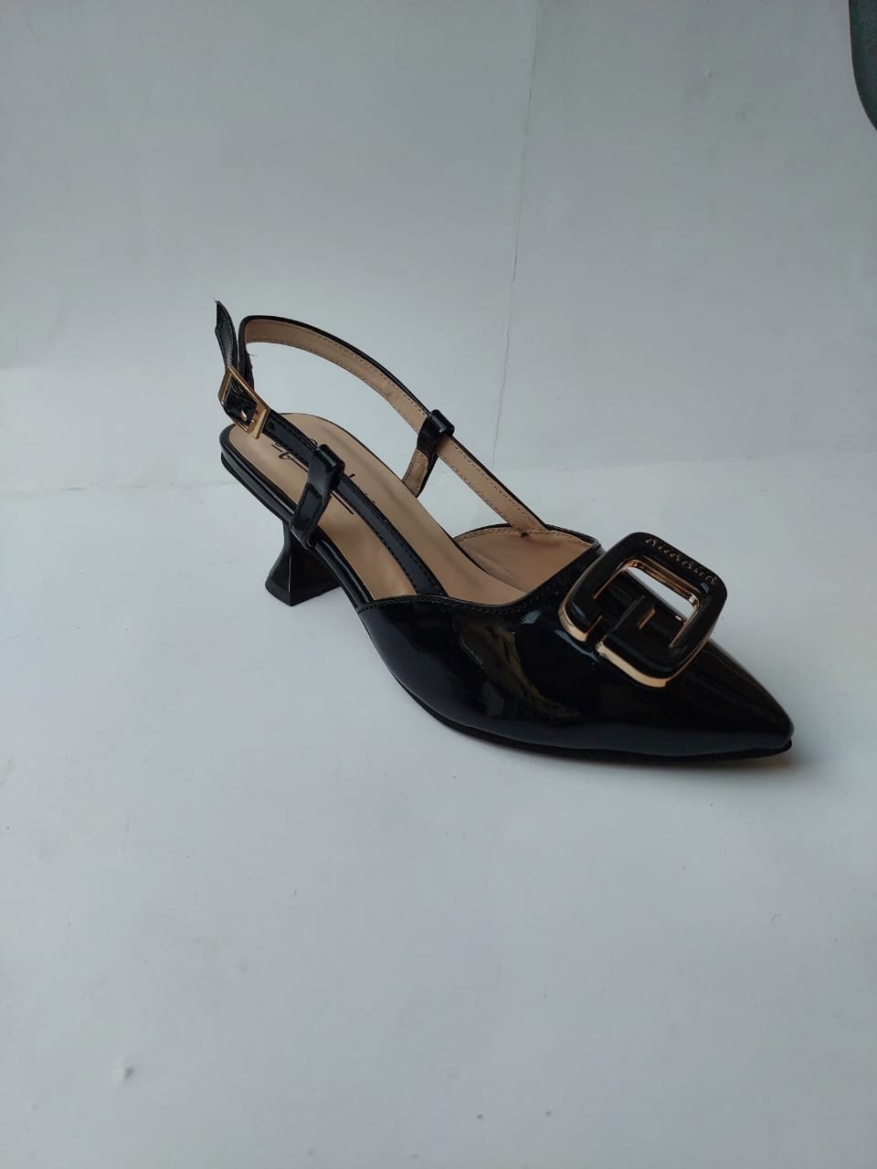 Slingback noir chic avec boucle carrée dorée – Confort & Élégance
