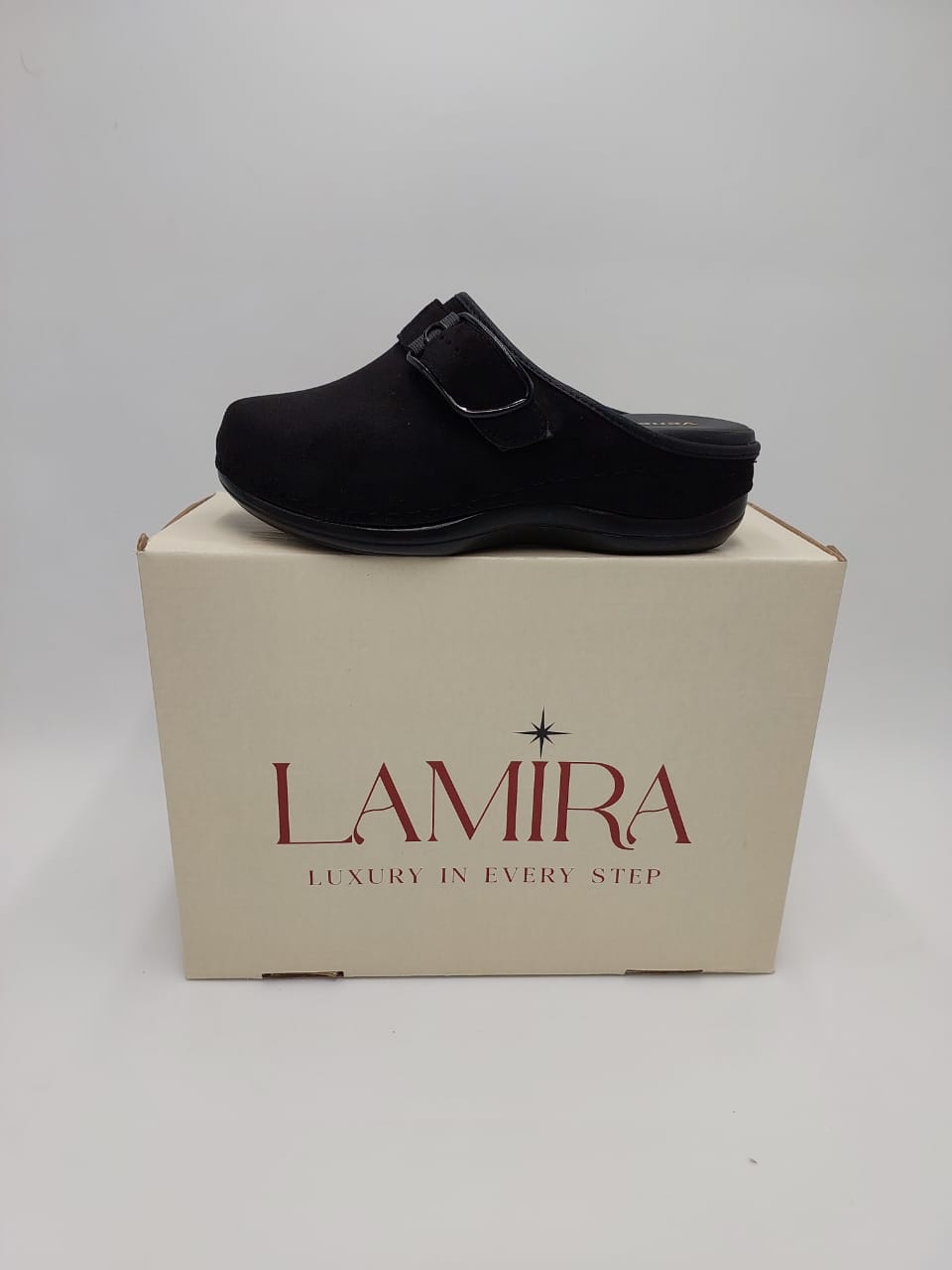 Sabots Lamira Noirs Suédés – Confort Élégant et Style Minimaliste