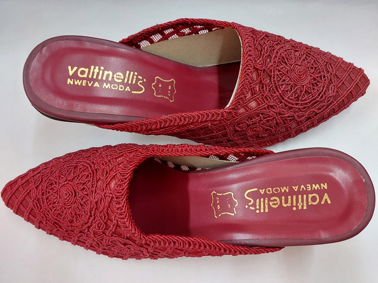 Mules rouges en dentelle – Élégance et féminité