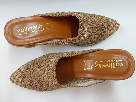 Mules en dentelle beige doré – Élégance et confort