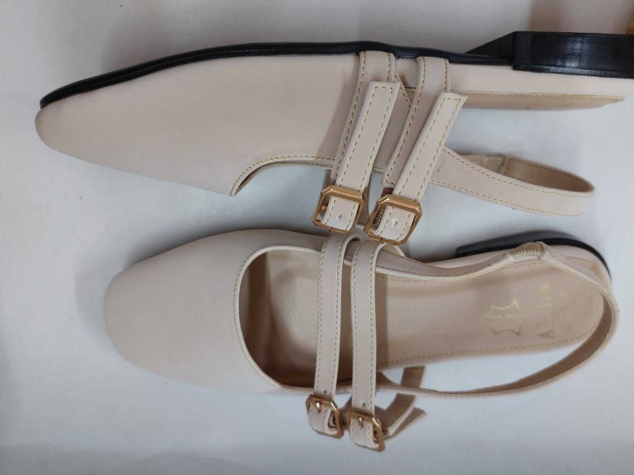 Sandales plates beige clair à double bride dorée – Confort chic