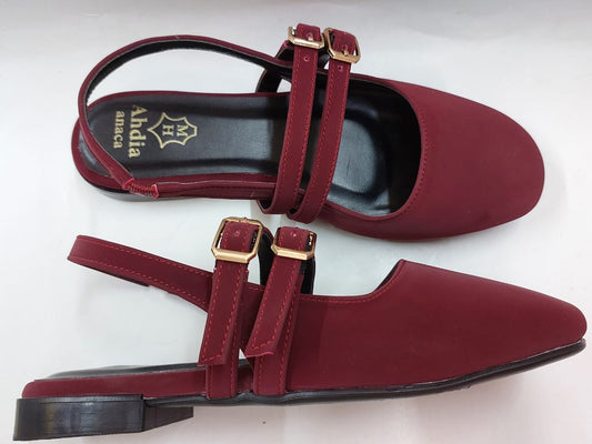 Sandales plates bordeaux à double bride dorée – Élégance et confort