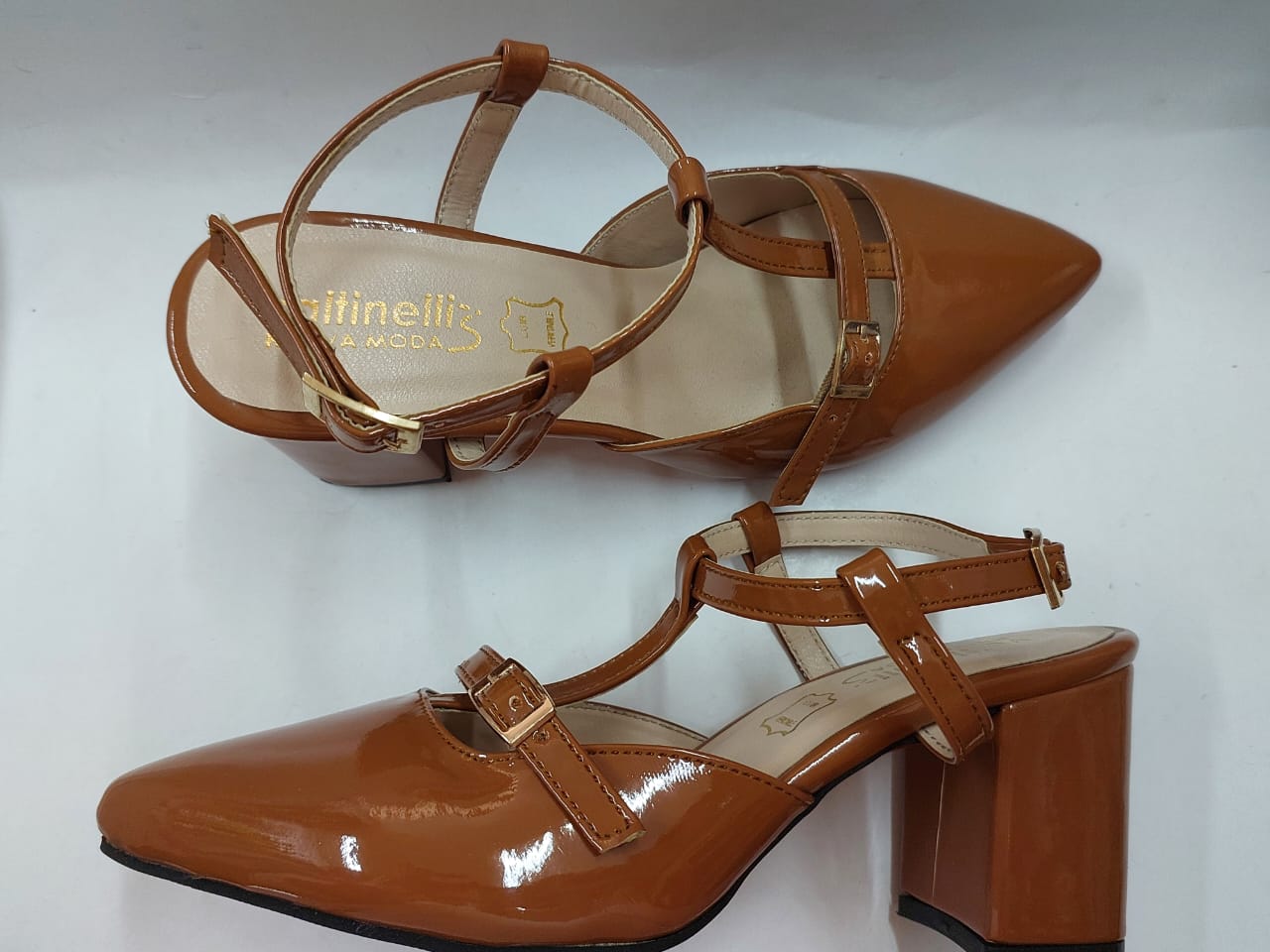 Escarpins vernis caramel à brides croisées – Chic et confort