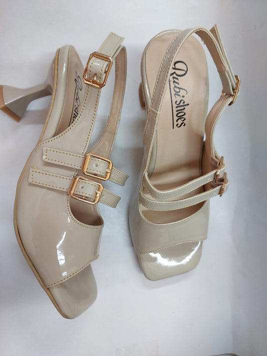 Sandales beige vernies à trois brides et boucles dorées – Élégance subtile