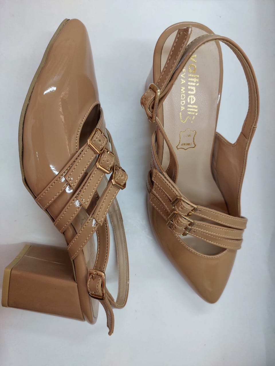 Escarpins nude vernis à multi-brides dorées – Chic et Confort