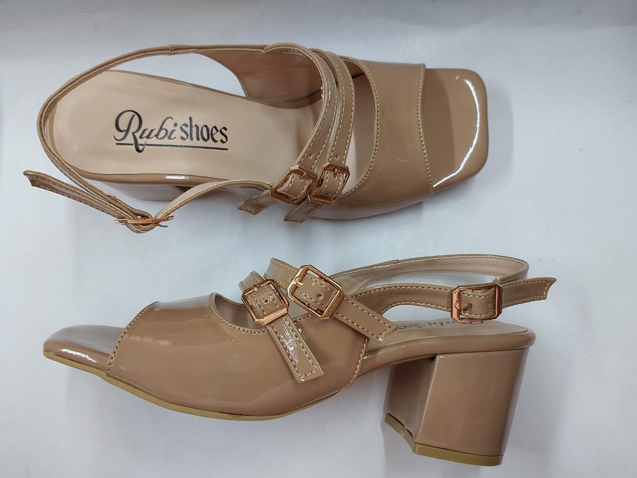 Sandales camel vernies à trois brides et boucles dorées – Chic & confort assuré