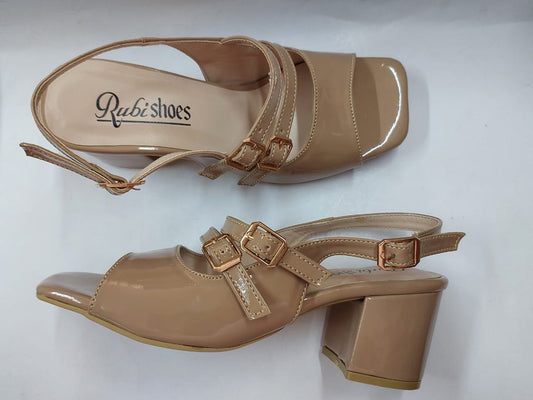 Sandales camel vernies à trois brides et boucles dorées – Chic & confort assuré