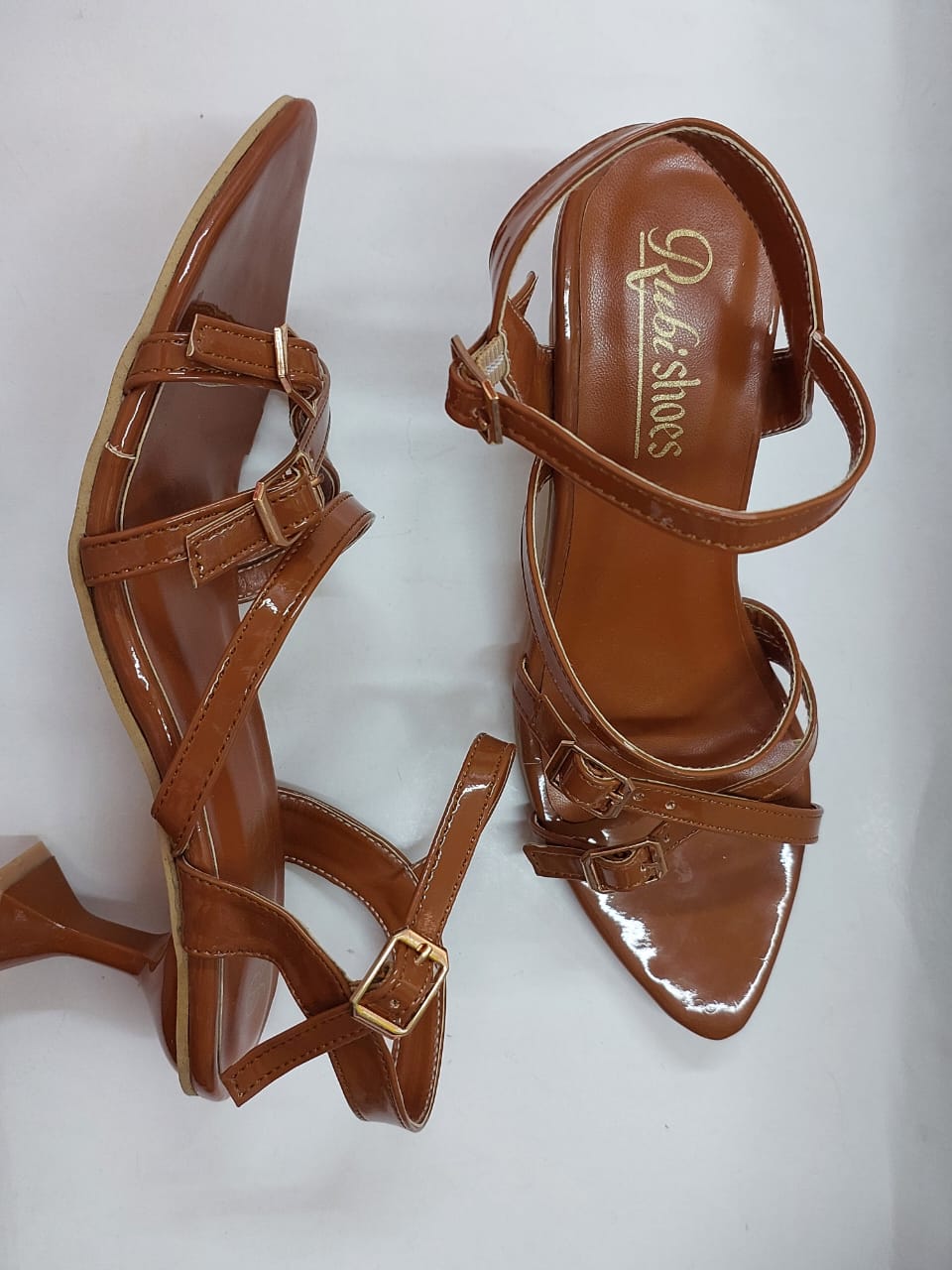 Sandales caramel vernies à brides et boucles dorées – Élégance & confort moderne