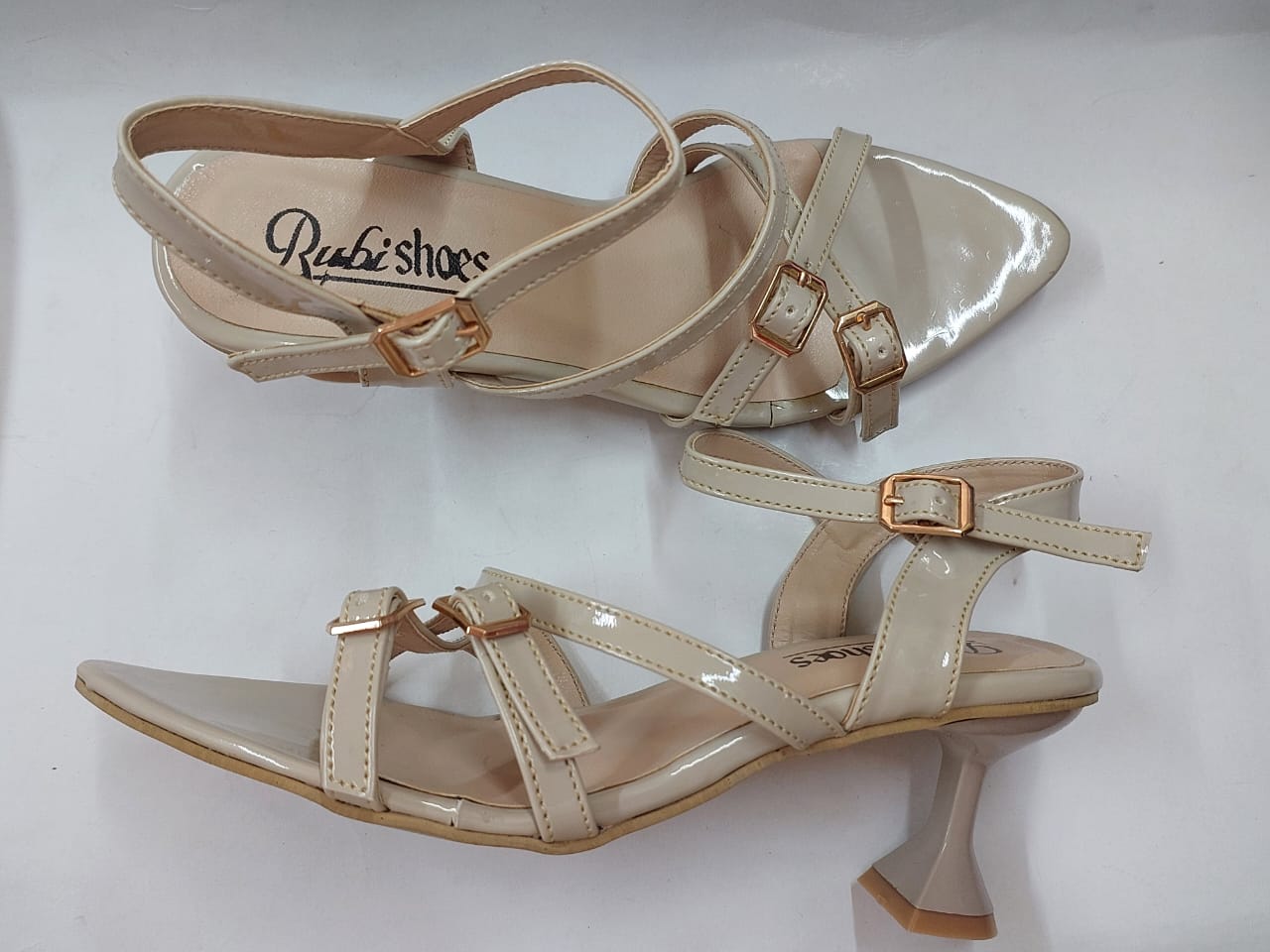 Sandales beige vernies à brides et boucles dorées – Élégance raffinée