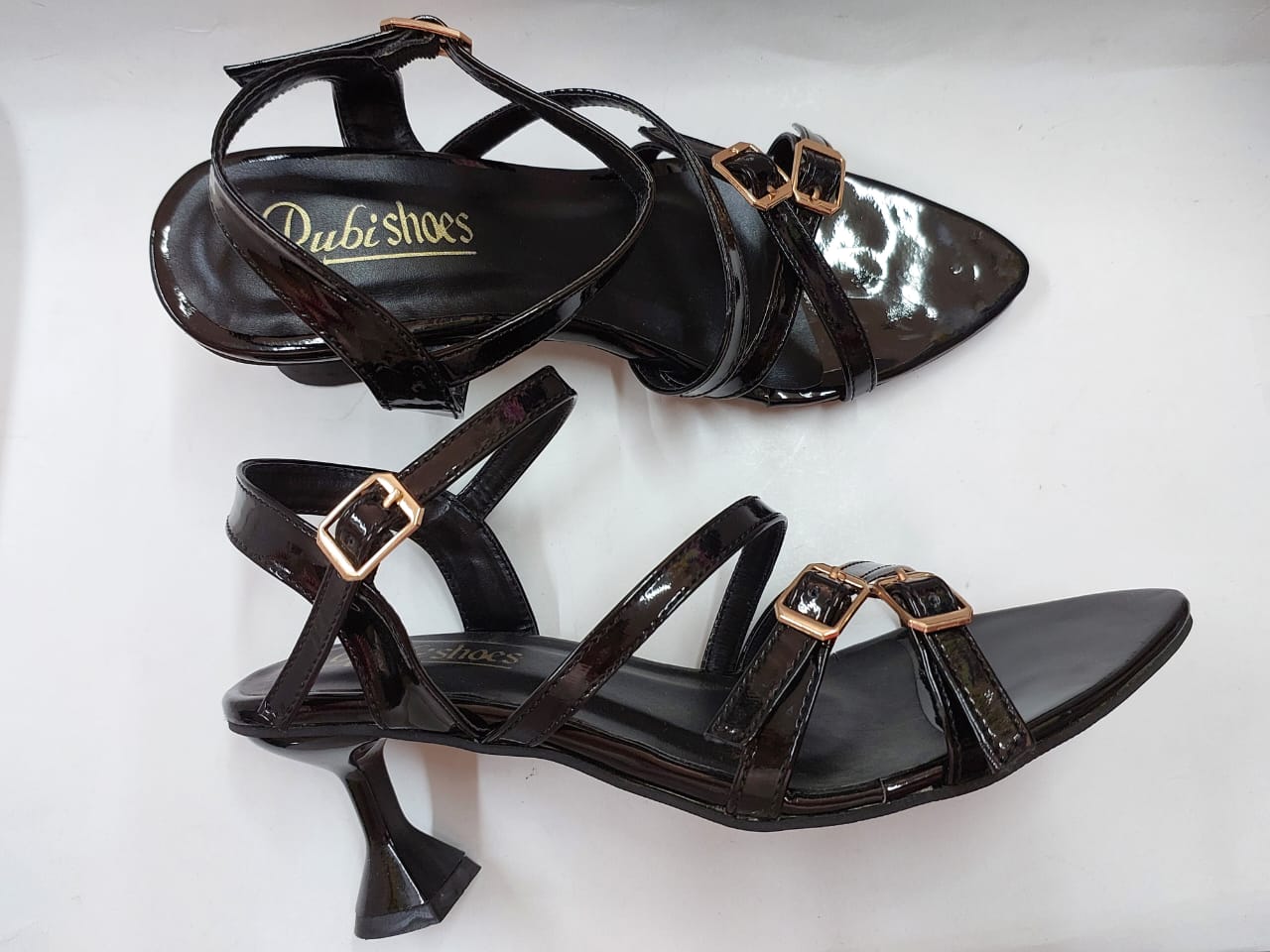Sandales noires vernies à brides et boucles dorées – Élégance audacieuse & confort