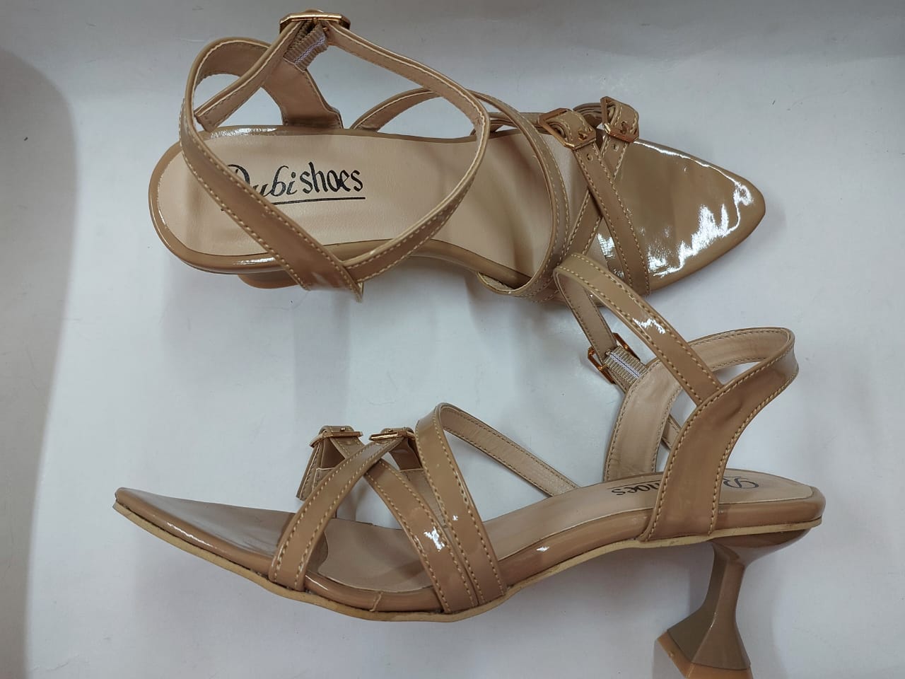 Sandales camel vernies à brides et boucles dorées – Élégance moderne & confort