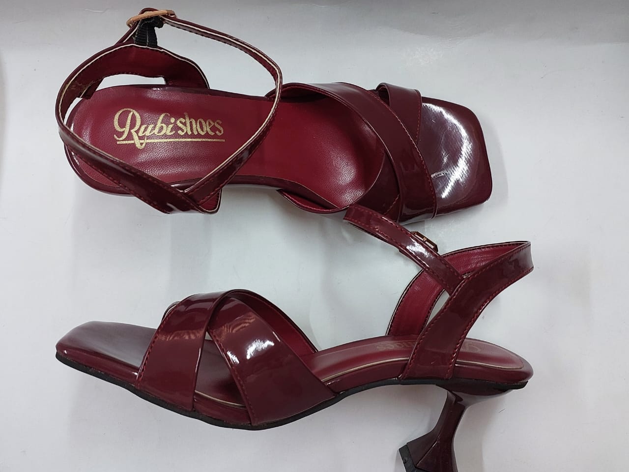 Sandales bordeaux vernies à brides croisées – Élégance & confort