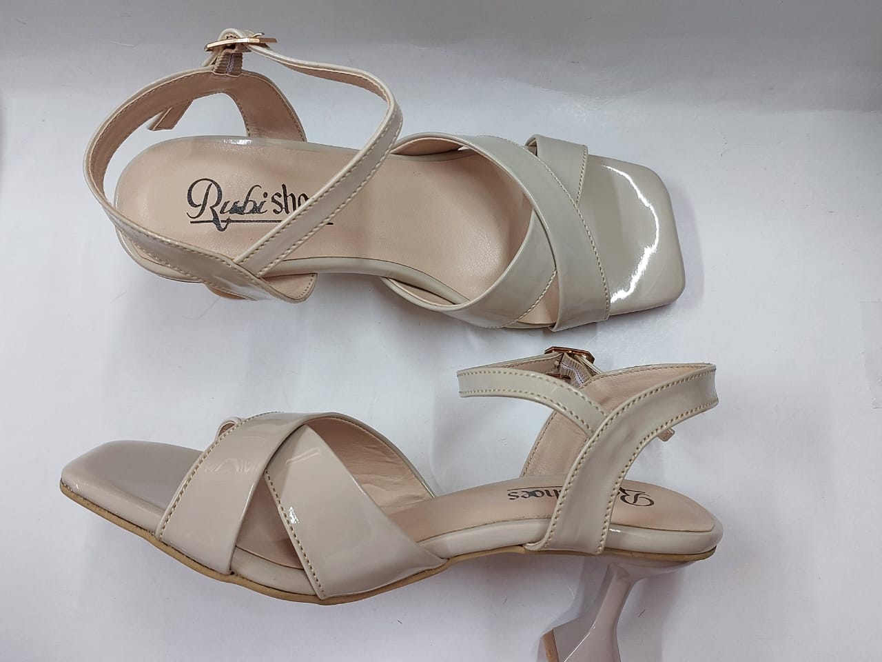 Sandales nude vernies à brides croisées – Élégance & confort quotidien